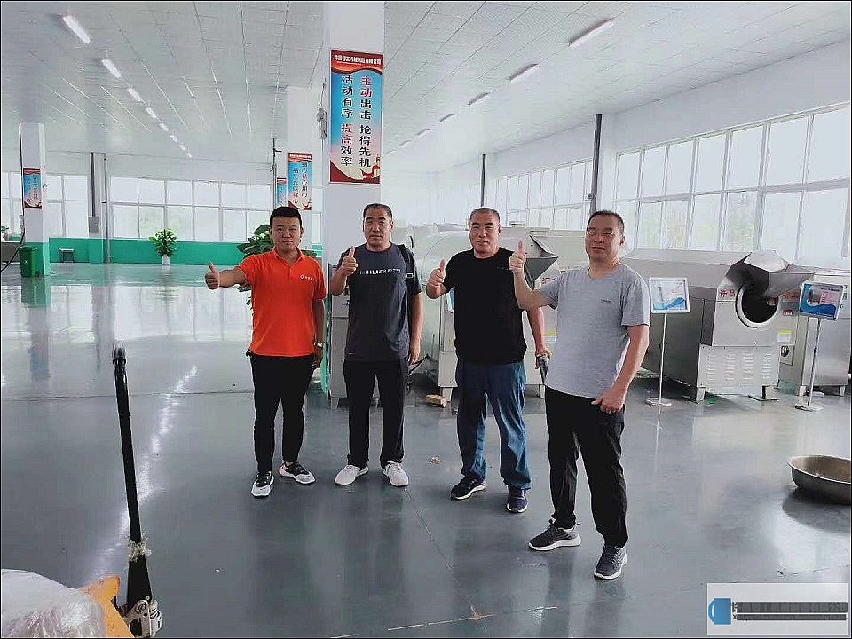 河北客户来到许昌智工试机炒货设备