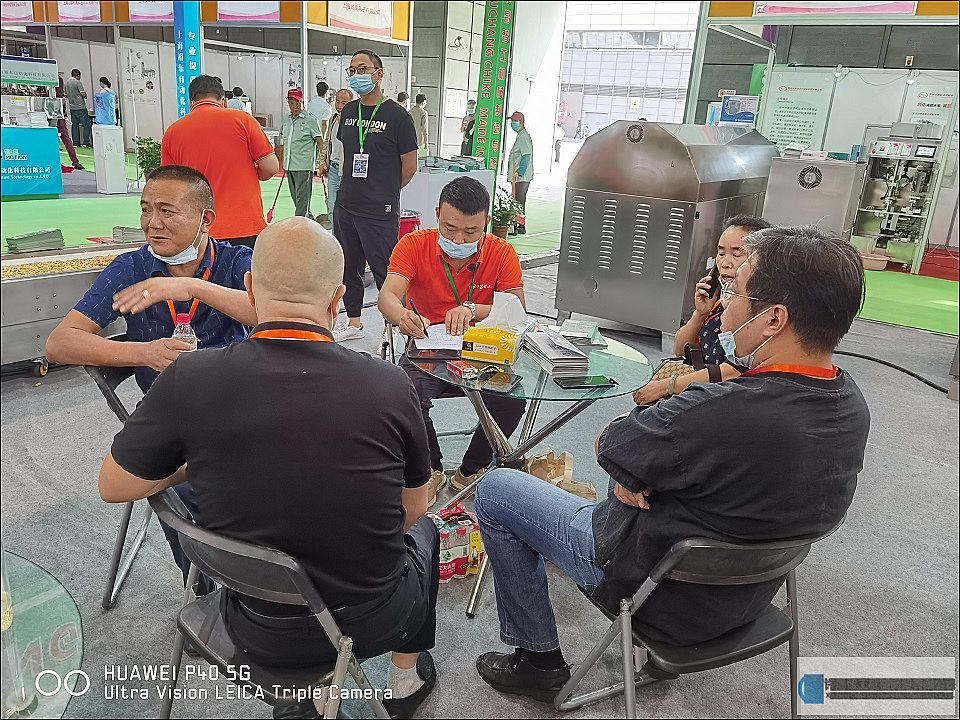 中国·（合肥）第十四届坚果炒货展客户现场签订购机合同